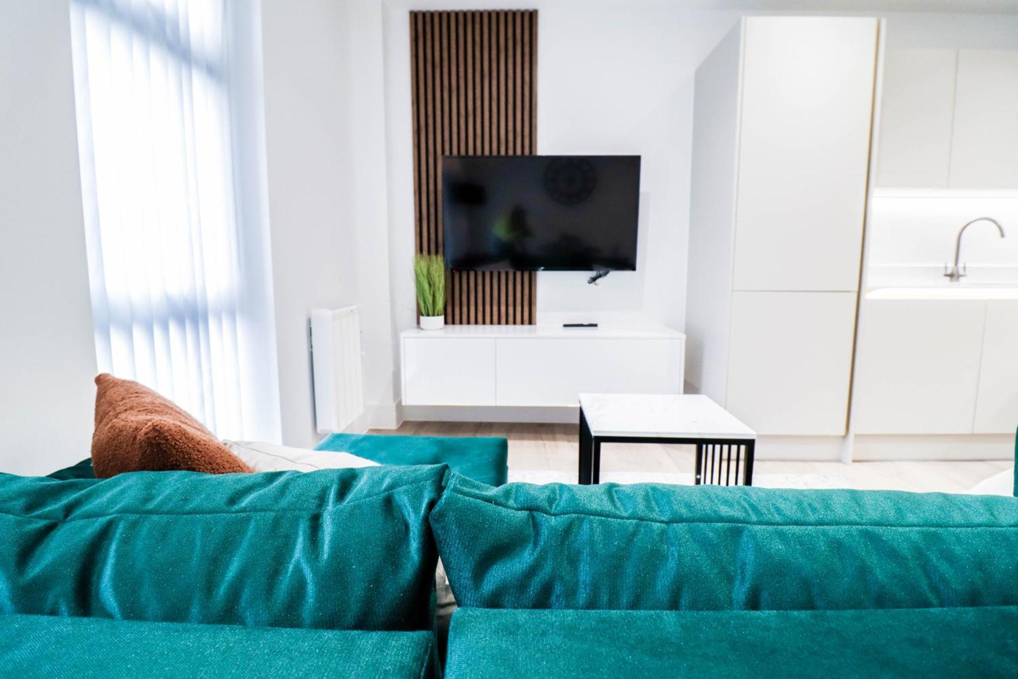 Modern 1-Bed Apartment In Buckinghamshire With Free Wifi, Parking & Garden High Wycombe Exterior photo
